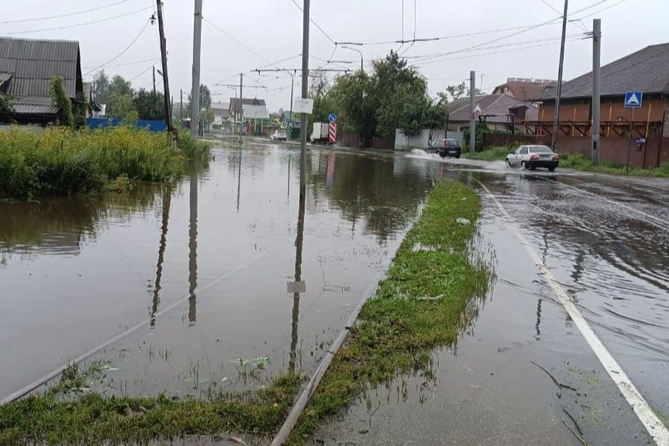 На трамвайных путях скопилось слишком много дождевой воды. Фото: t.me/chelget_events