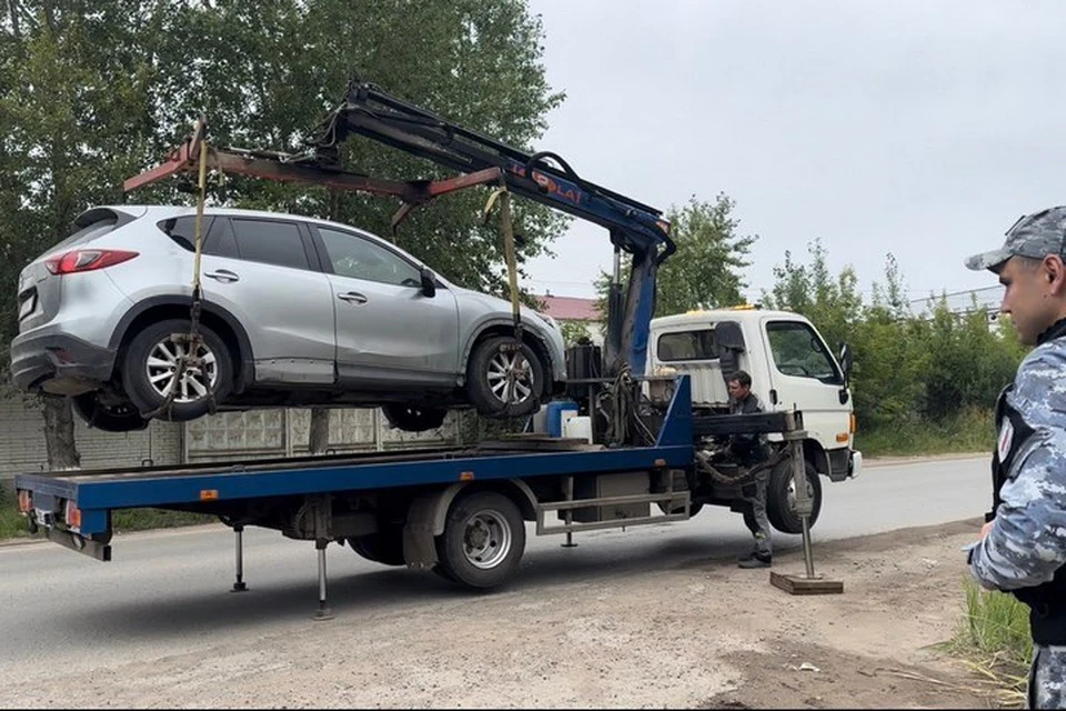 Со спецназом у мужчин желания спорить не возникло. Фото: УФССП по Удмуртии