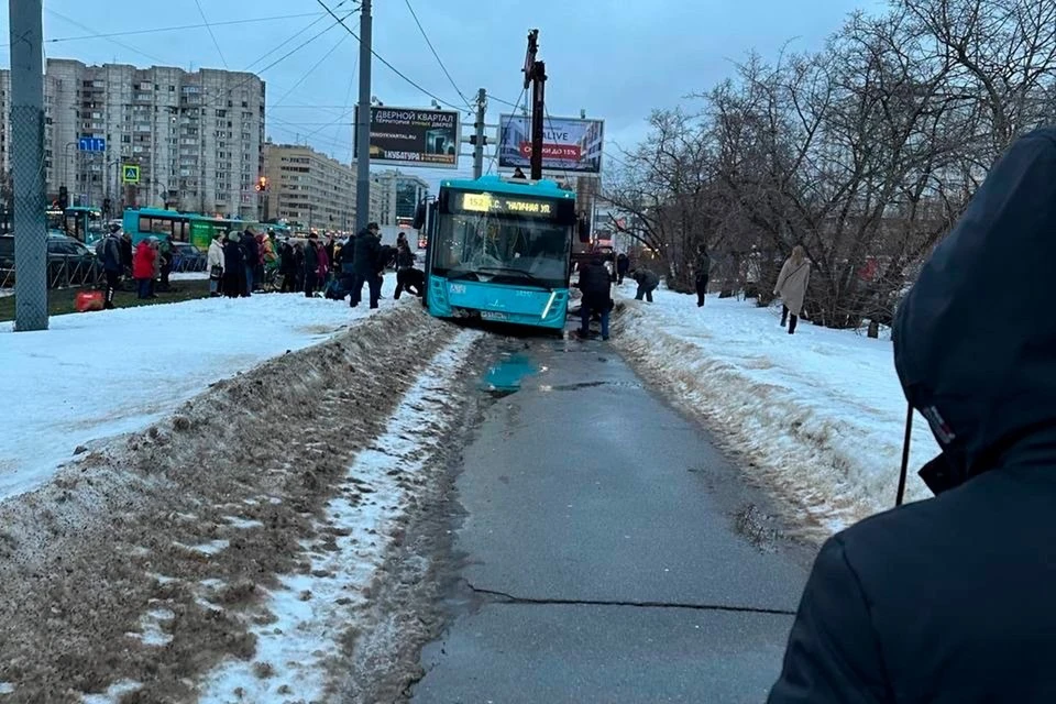 Автобус сбил пятерых пешеходов. Фото: ДТП и ЧП.