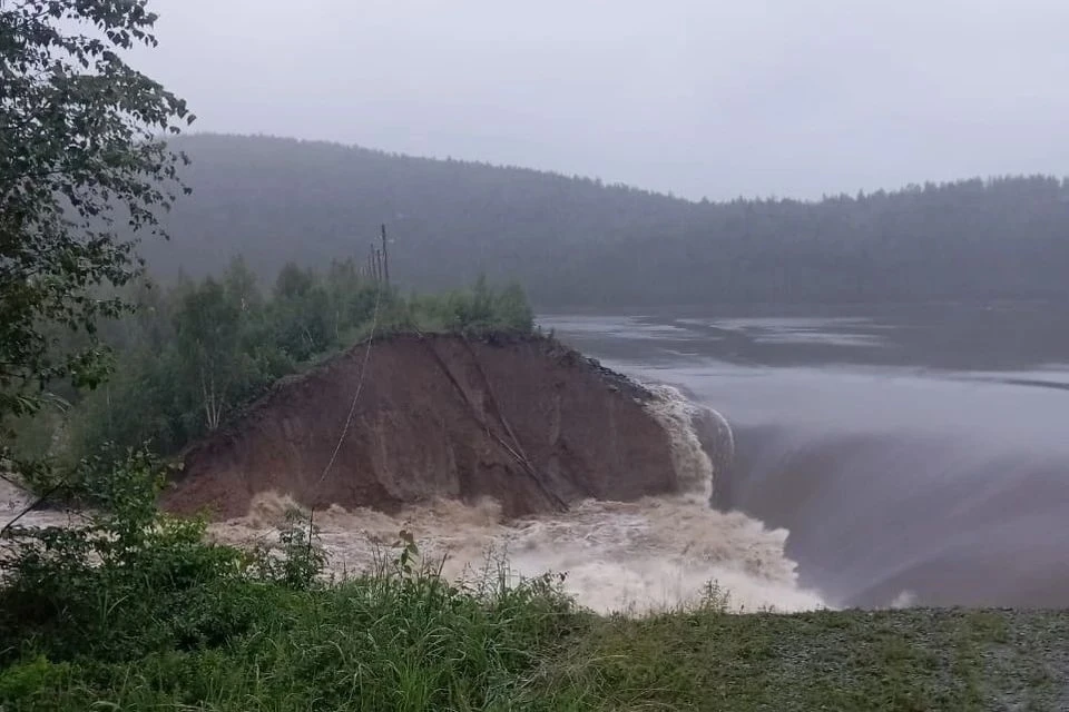 Видео с места прорыва дамбы в Челябинской области опубликовали в Сети. Фото: Подслушано Карабаш / Vk.com