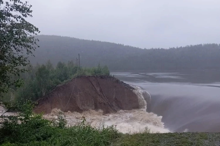 «Вода хлынула, люди из домов выбраться не могли»: как спасаются жители затопленной деревни после прорыва плотины в Челябинской области