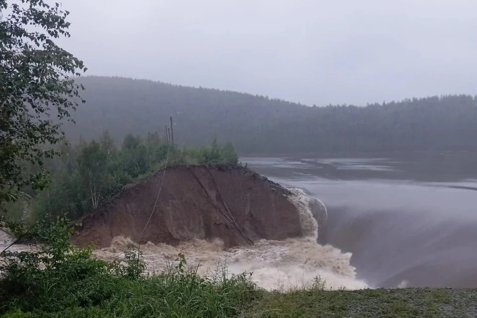 Поток воды очень мощный. Фото: Подслушано Карабаш / Vk.com