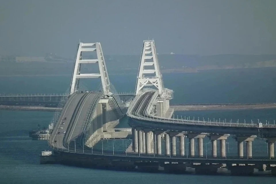 В очереди перед Крымским мостом с обеих сторон стоят 210 автомобилей