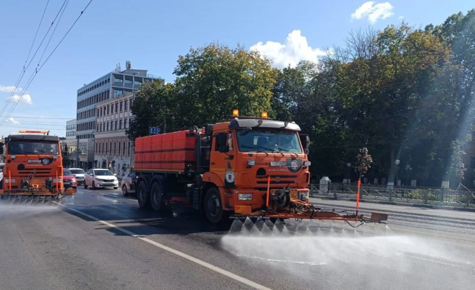 Тульские коммунальщики продолжают убирать город от мусора и смета