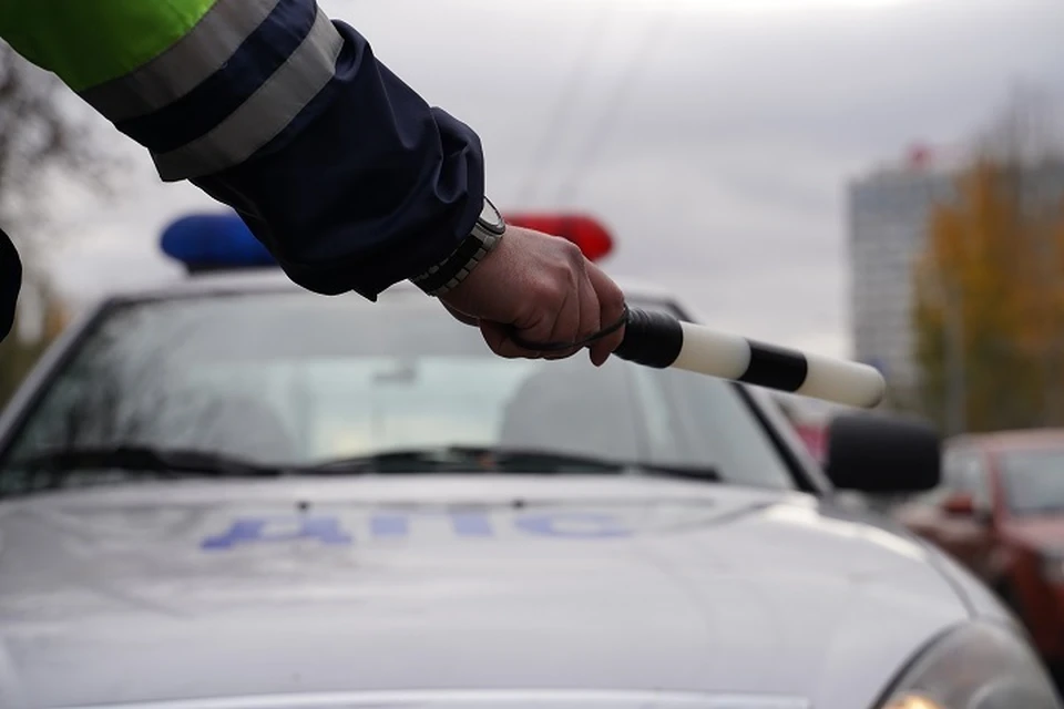 Иномарка врезалась в световую опору и дерево в Хабаровске