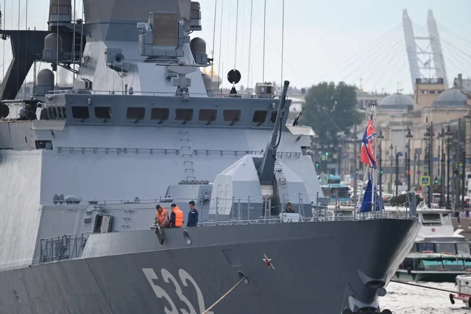 Начался парад ко Дню ВМФ в Санкт-Петербурге