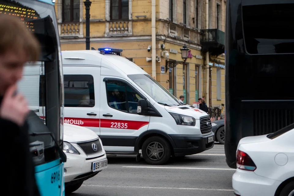 Семиклассник чудом выжил после падения из окна в Колпино.