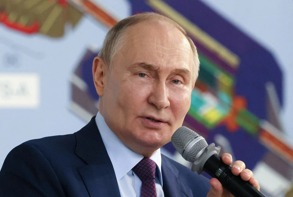 Путин успокоил зарубежного гостя, разбившего бокал на приеме в Петербурге