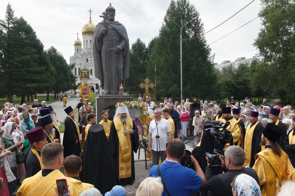 Крестный ход на День крещения Руси прошел в Новосибирске. Фото: Правительство НСО