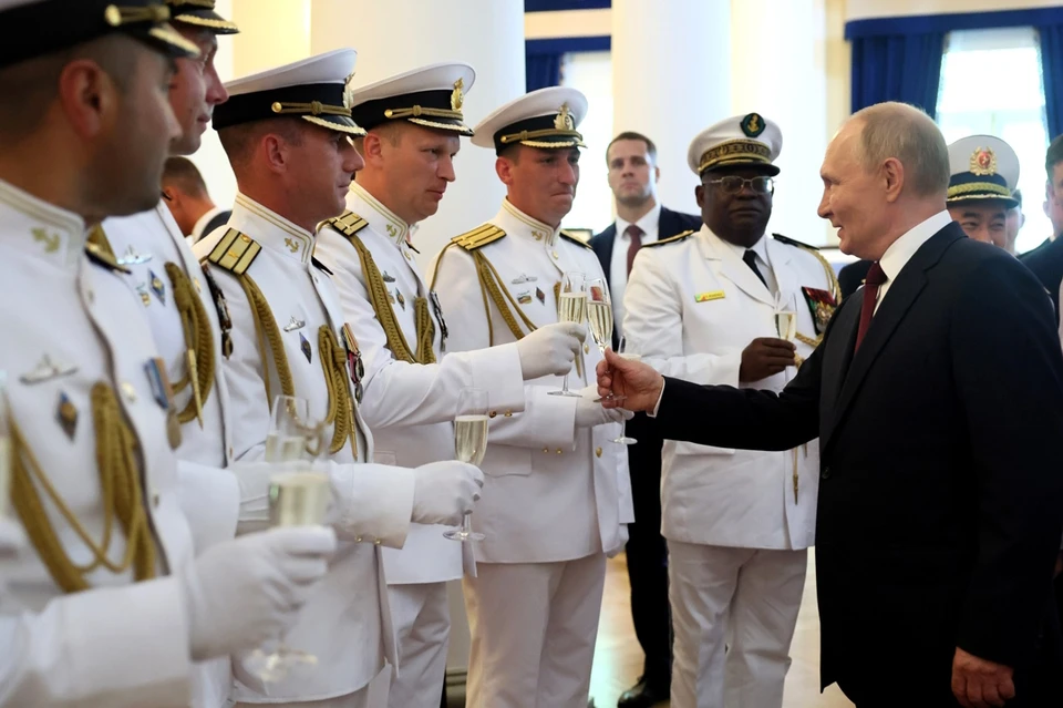 Путин приободрил иностранного гостя, разбившего бокал в Адмиралтействе. Фото: kremlin.ru