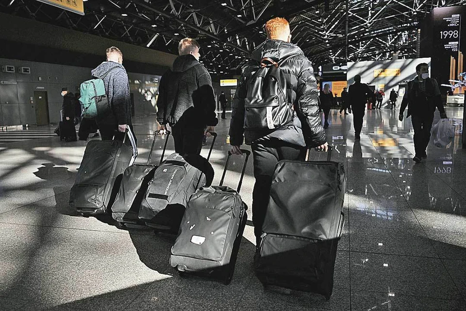 Забрать чемоданы и двинуться в сторону выхода из аэропорта все-таки удается многим. Главное - быть честным и не ненавидеть Россию. Фото: Павел БЕДНЯКОВ/РИА Новости