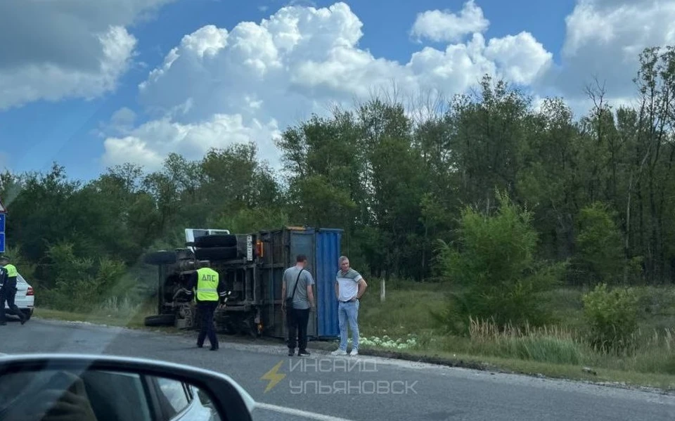 На повороте около Новоульяновска перевернулся грузовик, перевозивший капусту. Фото телеграм-канал Инсайд Ульяновск