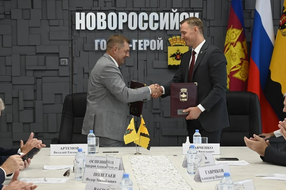 Виталий Артемов подписал договор о сотрудничестве с мэром города-героя Новороссийска Андреем Кравченко. Фото: администрация Рязани.