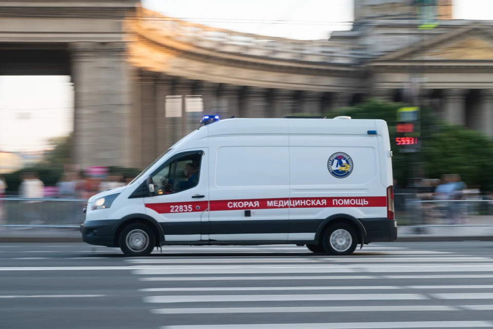 Малыш очень неудачно попрыгал в батутном центре.