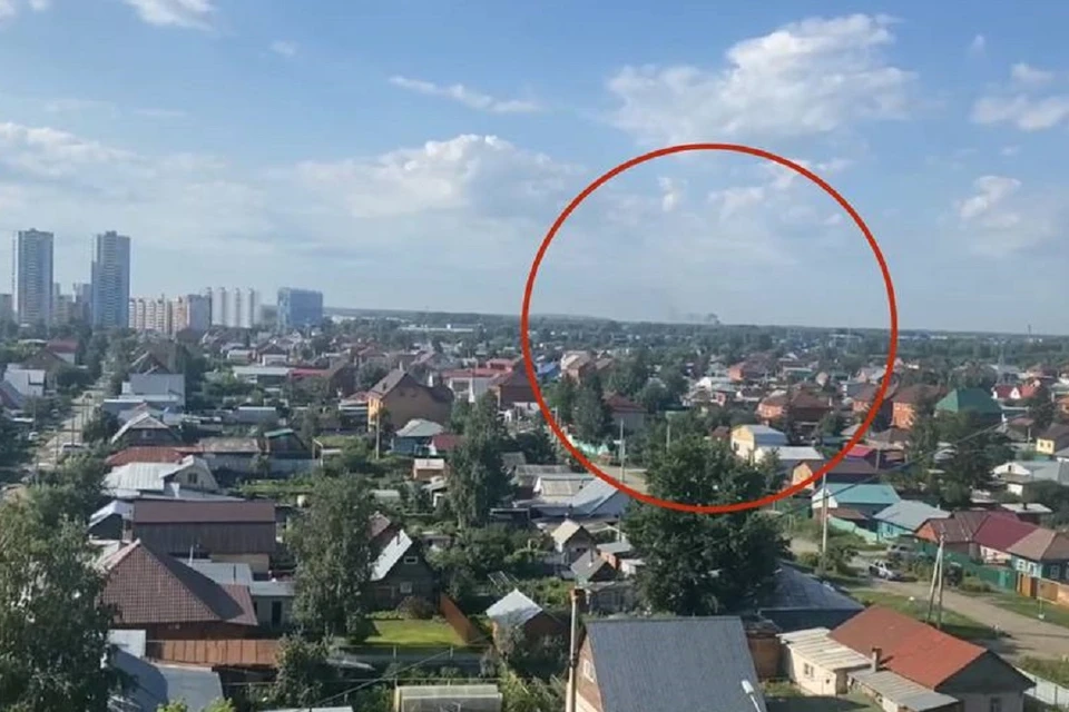 Новосибирцы заметили столб дыма в районе Хилокской свалки. Фото: скриншот из видео, предоставленного очевидцем Ириной