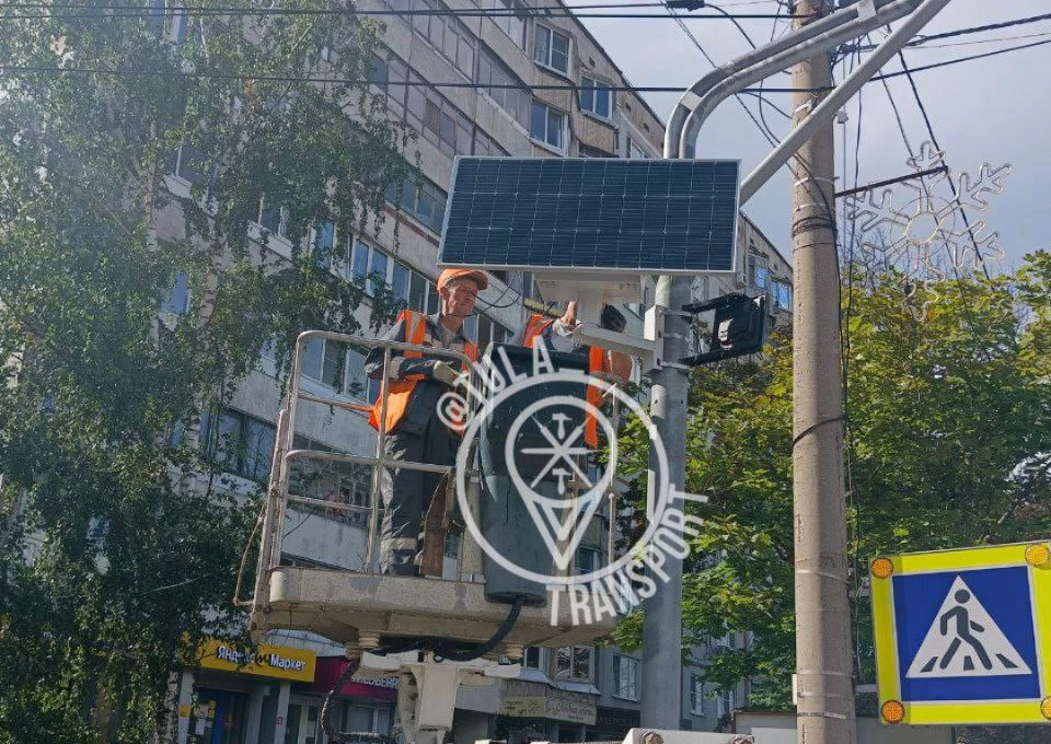 В Туле начали устанавливать светофоры с автономным питанием - на солнечных батареях. Фото: telegram-канал «Тула. Транспорт».
