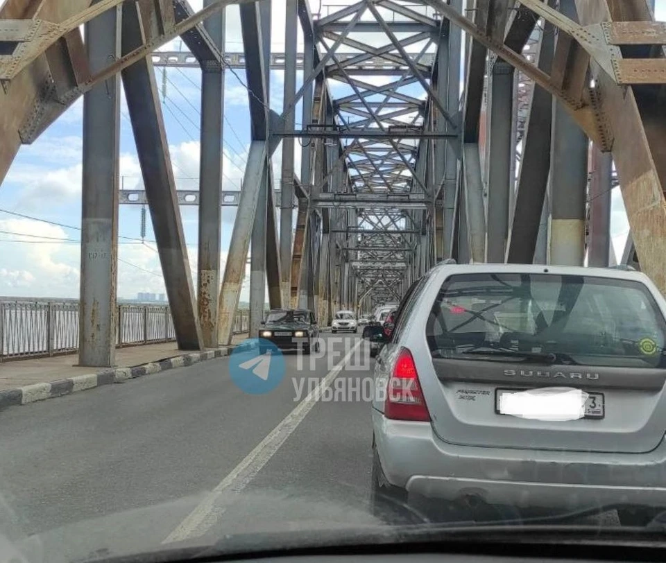 На Императорском мосту в Ульяновске организовано реверсивное движение. Фото телеграм-канал Треш Ульяновск