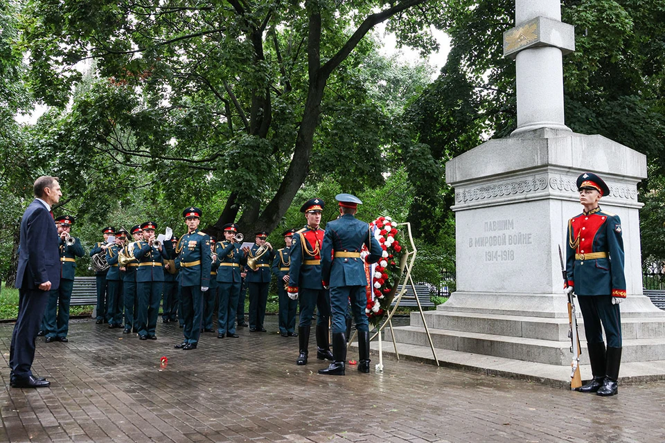 Возложение цветов к обелиску "Павшим в Мировой войне 1914–1918 годов" в Москве. Фото: Владимир Гердо/ТАСС