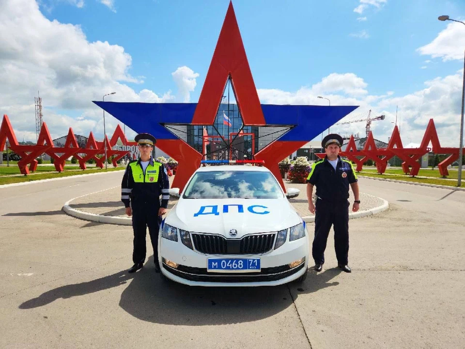 Тульские инспекторы ДПС оказали оперативную помощь мужчине с острой болью