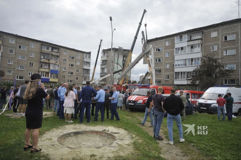 Из-под завалов достали 15 человек