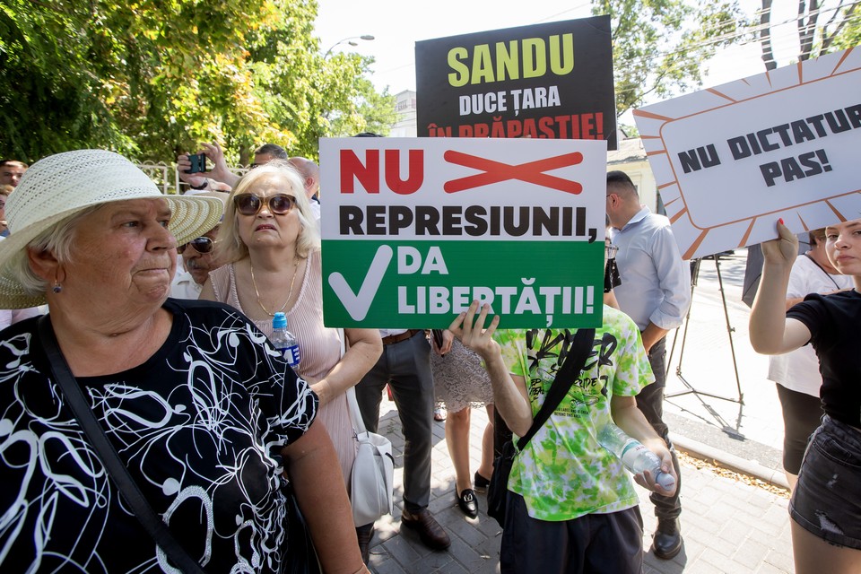 Разруха и хаос: В Молдавии более половины граждан высказались против переизбрания Санду