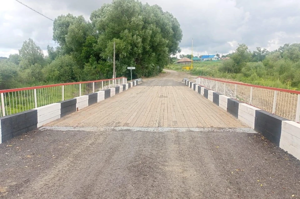 Мост разделяет село Глушинка на две части