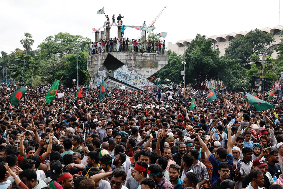 Беспорядки вспыхнули на прошлой неделе в столице Дакке и в других городах густонаселенной страны.