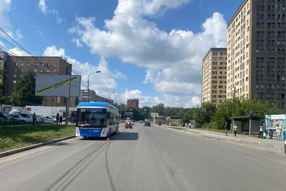 В Новосибирске скорая увезла мотоциклиста после ДТП с троллейбусом. Фото: Госавтоинспекция Новосибирской области