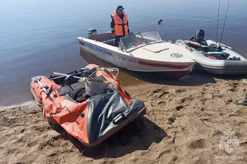 Спасатели ищут ушедшего под воду рыбака. Фото: МЧС России