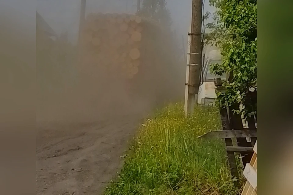 Пыль оседает на шторах и мебели в домах даже при закрытых окнах. Фото: Народный фронт