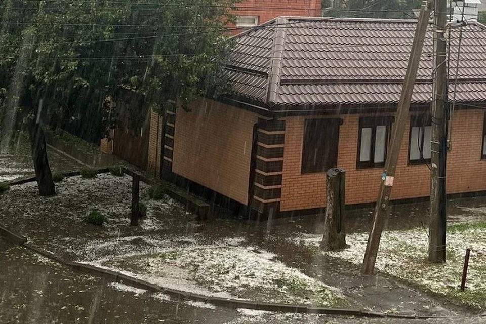 Льдом оказались присыпаны дворы, улицы и дороги