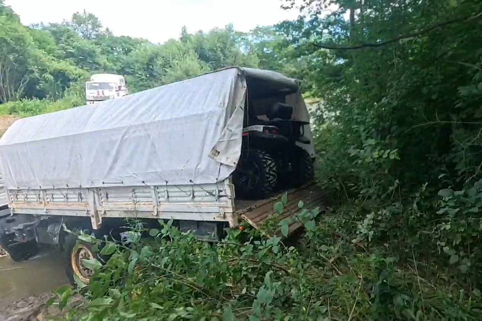 До пострадавшего спасатели добирались на автомобилях высокой проходимости. Фото: принтскрин видео ГУ МЧС России по Приморью.