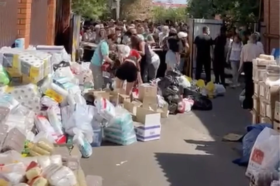 На видео, которые присылают с места событий, видно, что в Курскую область уже доставили продукты питания, средства личной гигиены и медикаменты.