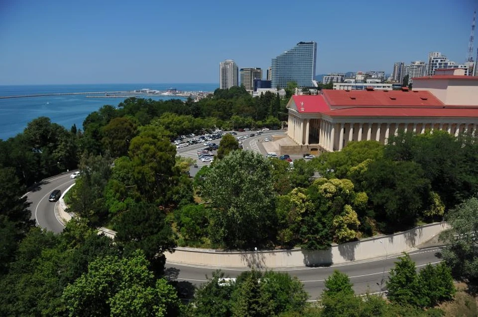 Краска может разлетаться на два км во время покраски башни в Сочи