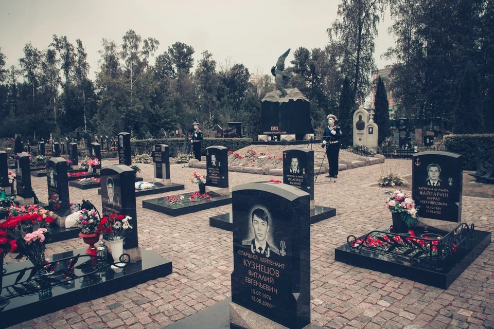 Память погибших подводников "Курска" почти в Петербурге. Фото: Смольный