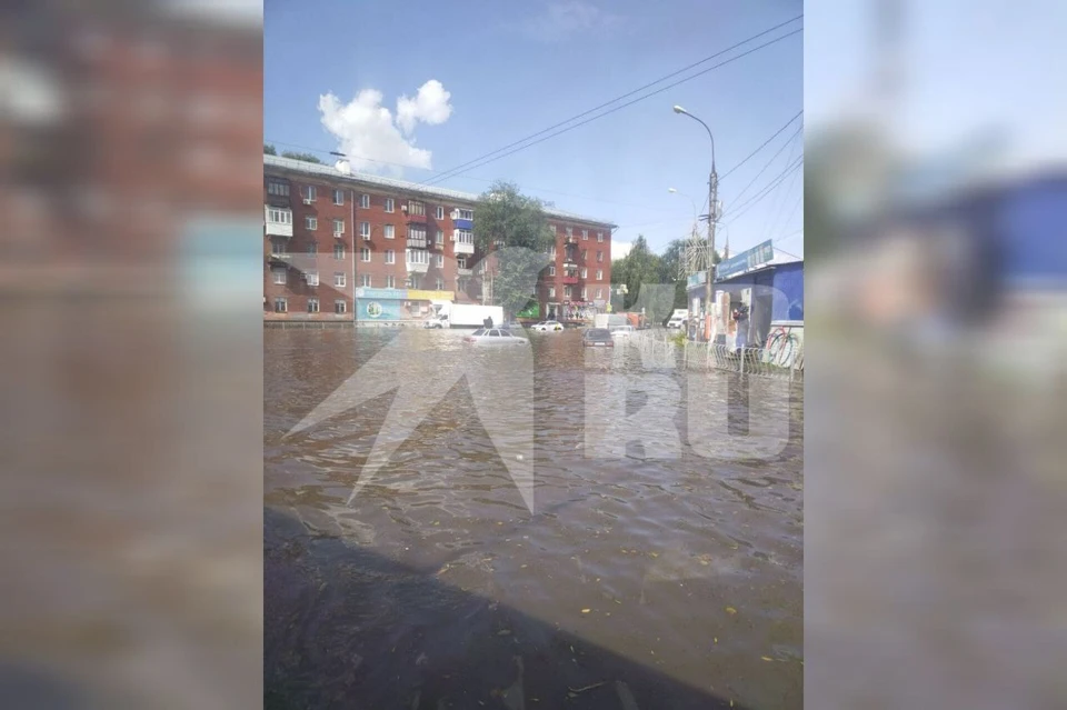 Водители попали в водную ловушку и кое-как могли ехать. Фото: предоставлено "Комсомолке"