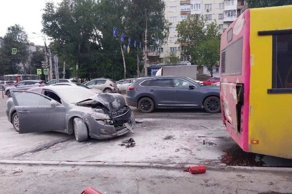 В ДТП пострадал водитель легкового автомобиля. Фото: https://t.me/zloiizhevsk18