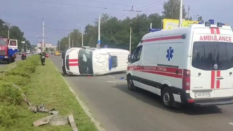 В Бобруйске машина скорой помощи попала в ДТП и перевернулась. Фото: УГАИ УВД Могилевского облисполкома