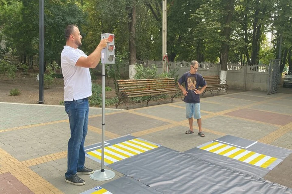 Автогородок в школе №2 Геническа поможет детям сызмала затвердить ПДД. Фото: херсонское региональное отделение партии "Единая Россия".