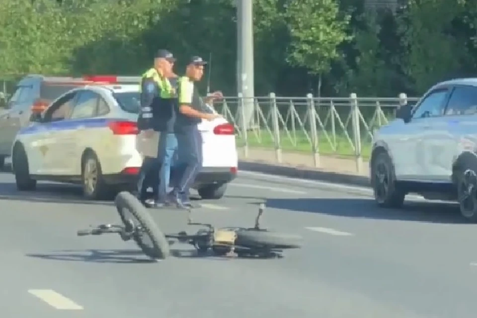 Удар был по касательной, тем не менее без травм не обошлось.