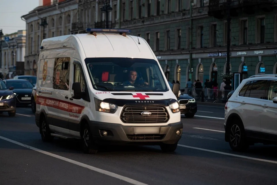 Мужчину в тяжелом состоянии увезли в больницу Петербурга после падения с самоката на машину.