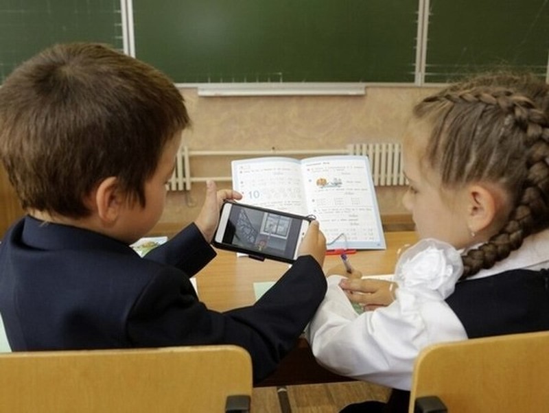 У школьников Молдовы отберут мобильные телефоны. Фото:соцсети