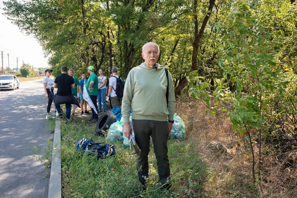 После субботника Борис Оболенец обсудил с активистами перспективы дальнейшей работы по сохранению городских лесов.