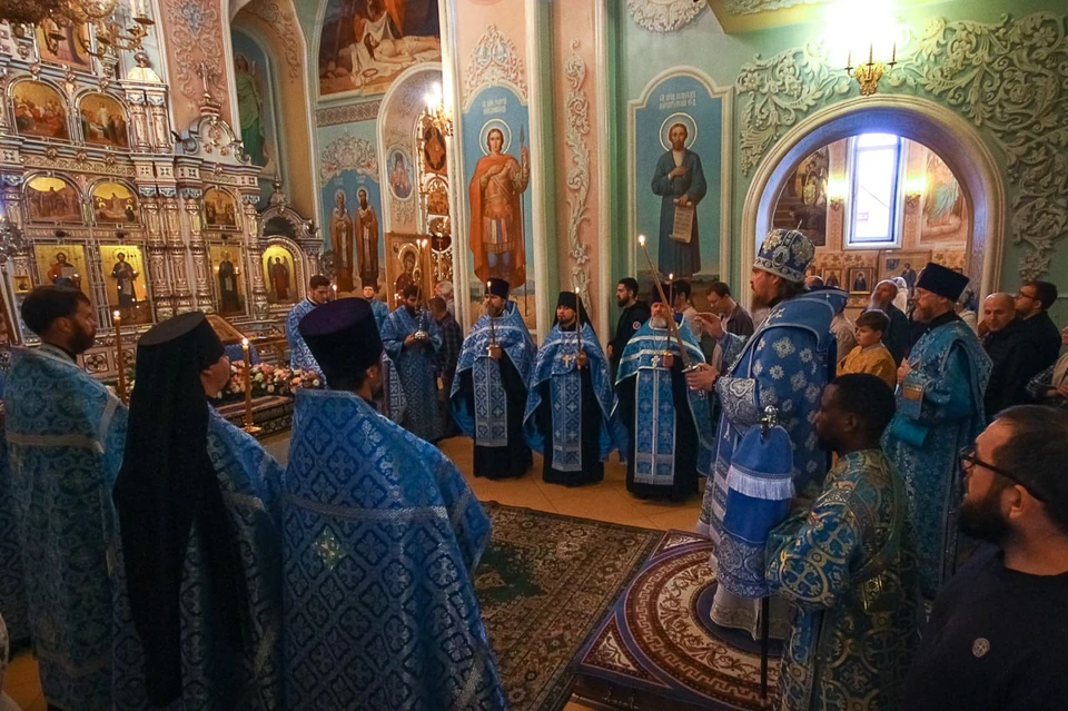 Службы к 1 сентября начались еще накануне вечером. Фото: Челябинская епархия.