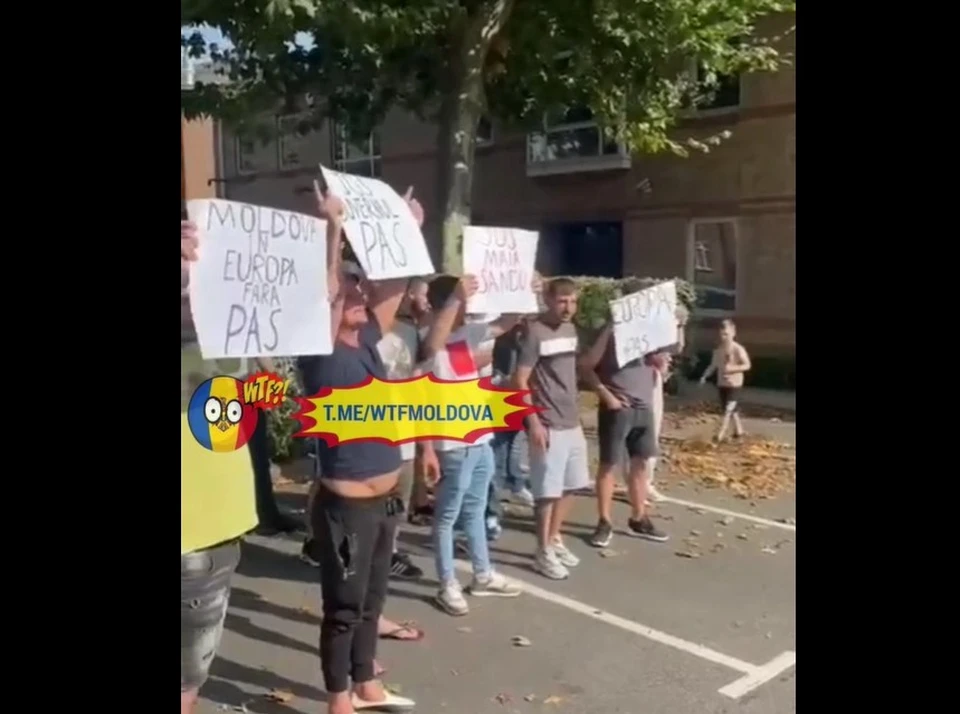 У посольства Молдовы в Лондоне люди скандируют JOS Maia Sandu! Фото:скриншот видео