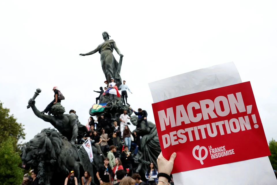 Жители Парижа устроили митинг против «захвата власти Макроном»