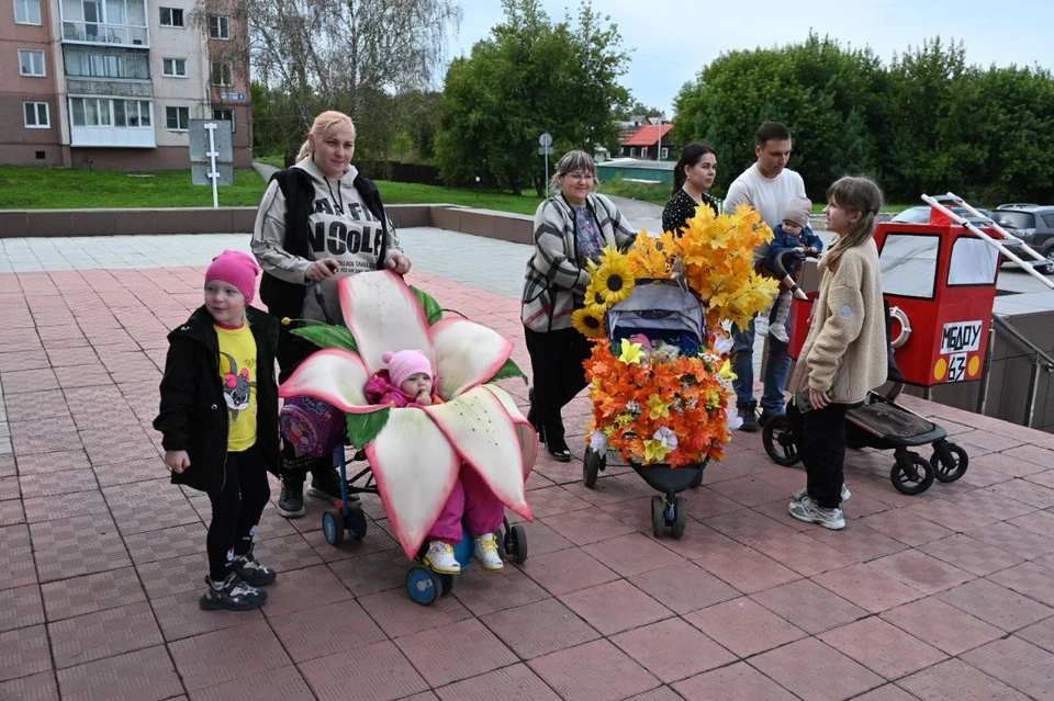 Молодые мамы в Кузбассе устроили внеплановый парад колясок на избирательном участке. Фото: Елена КОСВИНЦЕВА