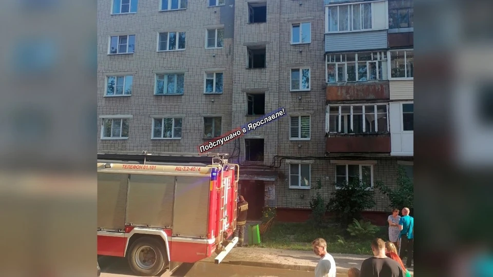 Пожарным потребовалось около получаса, чтобы справиться с огнем, который, по словам очевидцев, мог возникнуть из-за забытого чайника. Фото: "Подслушано в Ярославле"