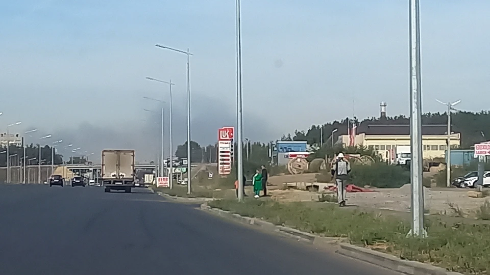 Дым от пожара на улице Антонова-Овсеенко был виден даже с левого берега.