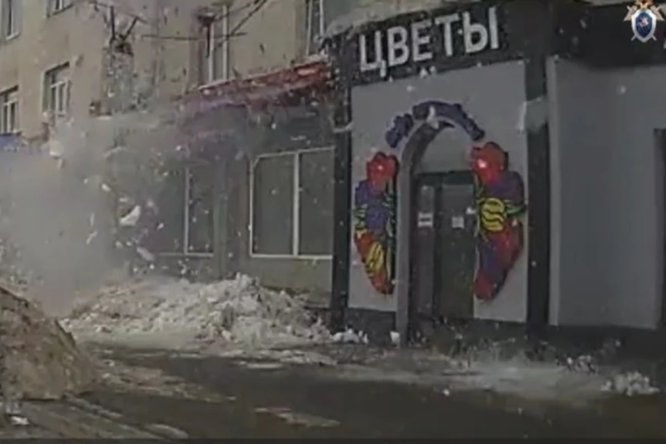 Мужчина едва не оказался завален снежной массой Фото: скриншот с видео